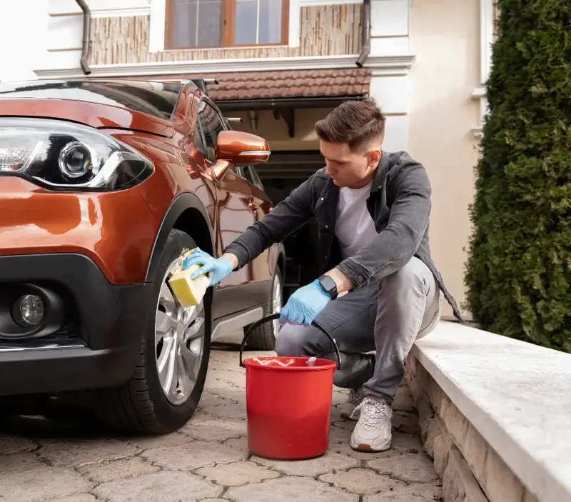 Lavage auto à domicile Montmerle-sur-Saône : professionnel intervenant sur un véhicule